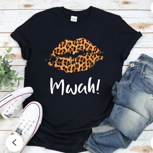 Tops - LOW STOCK lips shirt